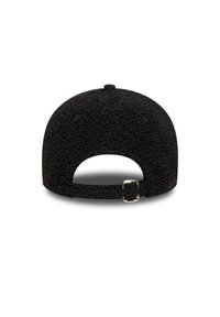 Melna cepure ar teksturētu, pūkainu audumu. Aprīkota ar izliekta mala un regulējamu siksnu aizmugurē ar metāla sprādzi.