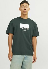 Jack & Jones JORVESTERBRO PICTURE CREW NECK - Apdrukāts T-krekls - forest river