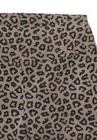 Leggings de estampado de leopardo hechos de tela elástica, con un fondo marrón claro y manchas negras oscuras en todo su diseño. Cuentan con una cintura suave.