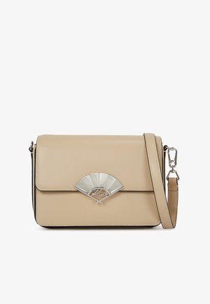 Borsa a mano in pelle beige con un design strutturato. Presenta un accento argentato a forma di ventaglio sulla parte anteriore e una tracolla removibile.