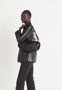 HVISK CITY SOFT STRUCTURE - Handbag - black