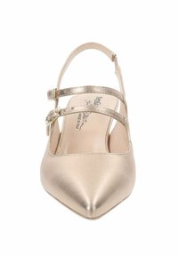 Ballerine in satin oro con punta affilata, dotate di due cinturini metallici alla caviglia e una superficie liscia. Etichetta interna visibile.