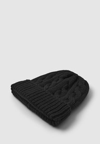 Czarna dziana czapka beanie z teksturowanym wzorem w warkocze i ściągaczem, wykonana z wydolnego włókna, złożona na brzegach dla dodatkowego ciepła.