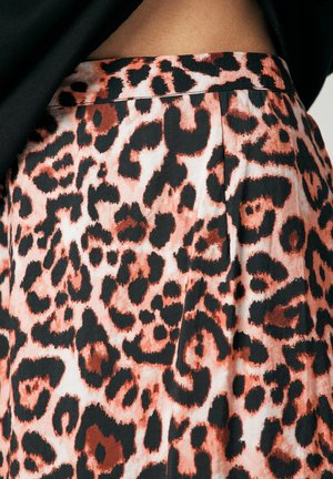 Sukně s leopardím potiskem v oranžové, černé a bílé barevné kombinaci. Hladká látka s faldy na pase.