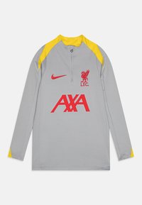 Graues Longsleeve-Sporttrikot mit einem Halb-Reißverschluss-Kragen, gelben Schulterakzenten, einem roten Liverpool FC-Logo und rotem "AXA"-Text.