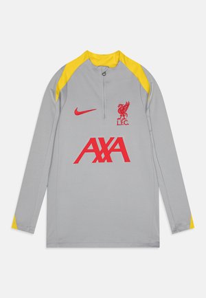 Sudadera deportiva gris de manga larga con cuello de media cremallera, acentos amarillos en los hombros, un logo rojo del Liverpool FC y texto rojo "AXA".