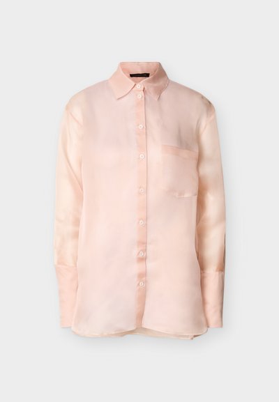 Ροζ ανοιχτόχρωμο πουκάμισο με μακριά μανίκια, κουμπιά, γιακά και τσέπη στο στήθος, σε γκρι φόντο.