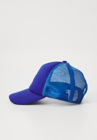 Blaues Cap mit solidem Vorderteil und Netzrücken. Verfügt über einen gebogenen Schirm und strukturierter Stoff. Mit einer Nummer auf dem Netzteil beschriftet.