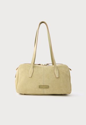 Sac à main rectangulaire en daim beige avec double bandoulière, plaque de marque dorée et fermeture éclair sur un fond uni.