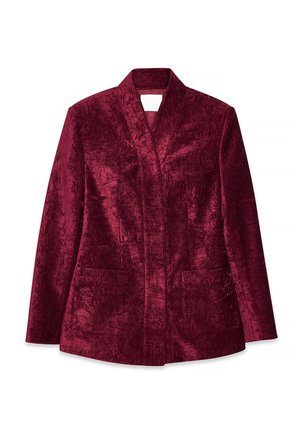 Blazer en velours bordeaux avec un col châle, deux poches avant et une finition texturée. Présente une silhouette structurée et ajustée.