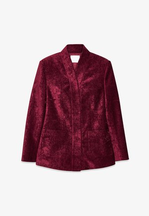 Burgundowa aksamitna marynarka z szalowym kołnierzem, dwoma przednimi kieszeniami i teksturowanym wykończeniem. Ma dopasowaną, strukturę sylwetki.