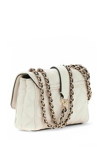 Borsa a tracolla in pelle bianca trapuntata con catena e dettagli dorati. Forma rettangolare compatta con chiusura a patta e bordi a contrasto.