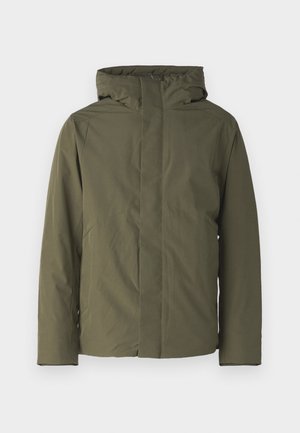 Veste imperméable vert olive avec un col montant, une capuche et un design minimaliste. Elle possède des manches longues et une coupe droite. Aucune fermeture visible.