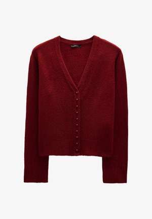 Czerwony sweter z fakturą, z dekoltem w serek, długimi rękawami i rzędem dekoracyjnych guzików z przodu. Miękka tkanina.