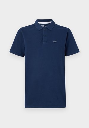 Polo majica temno modre barve z klasičnim ovratnikom, plaketom z tremi gumbi in majhnim logotipom na levi strani prsnega koša.