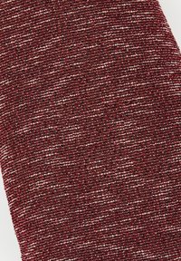 Tejido texturizado en rojo oscuro con destellos plateados, que presenta un patrón trenzado que crea un brillo sutil y profundidad. Material suave y flexible.