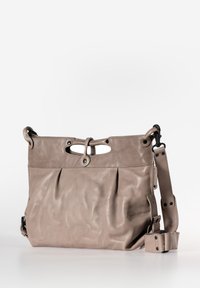 Grijze leren tas met een gestructureerd oppervlak, geplooid ontwerp, verstelbare schouderband en subtiele hardware-accenten, met een sluiting aan de bovenkant.