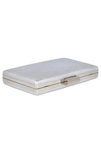 Bolso de mano rectangular plateado hecho de un material texturizado con acabado metálico. Cuenta con un cierre plateado y bordes redondeados.