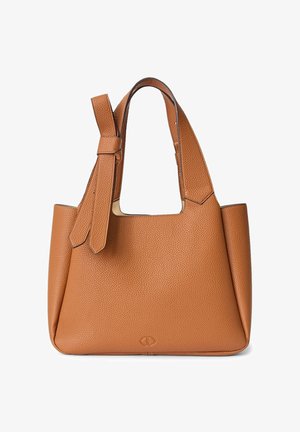 Bolso tote de cuero marrón texturizado con dos asas, un nudo decorativo de cuero y un pequeño logo en relieve en el centro inferior.