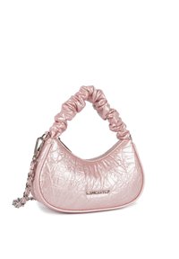 Borsa a mano metallica rosa con forma curvata, manico arricciato, accessori in argento e chiusura con cerniera. Superficie testurizzata con una finitura lucida.