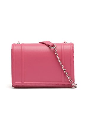 Sac à bandoulière rectangulaire en cuir rose avec bandoulière chaîne argentée et détails cousus sur les bords, présenté sur fond blanc.