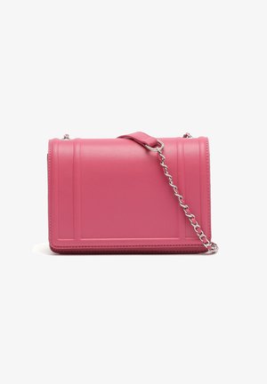 Sac à bandoulière rectangulaire en cuir rose avec bandoulière chaîne argentée et détails cousus sur les bords, présenté sur fond blanc.