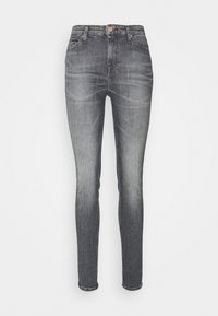 Vaqueros ajustados de denim gris oscuro con un acabado deslavado. Cuentan con un diseño clásico de cinco bolsillos y un cierre de botón de metal.
