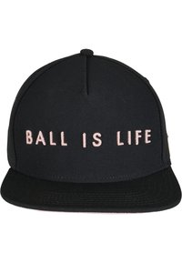 Sort baseball cap med en struktureret design, prydet med pink broderet tekst "BALL IS LIFE" på fronten og en flad skygge.