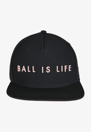 Sort baseball cap med en struktureret design, prydet med pink broderet tekst "BALL IS LIFE" på fronten og en flad skygge.