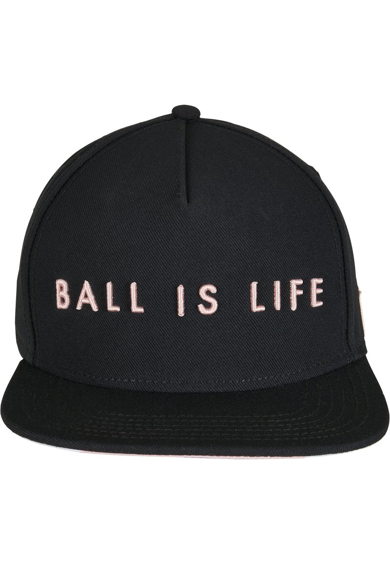 Sort baseball cap med en struktureret design, prydet med pink broderet tekst "BALL IS LIFE" på fronten og en flad skygge.