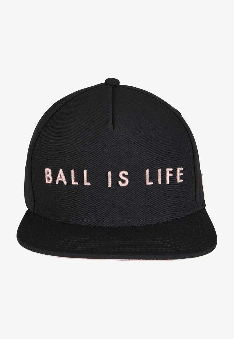 Cappellino da baseball nero con un design strutturato, caratterizzato da testo ricamato rosa "BALL IS LIFE" sulla parte anteriore e una visiera piatta.