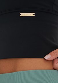 SQUATPROOF REPOSE ACTIVE  - Top - black