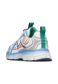 Scarpa sportiva bianca con accenti blu, arancioni e verdi, suola testurizzata e linguetta verde sul tallone.