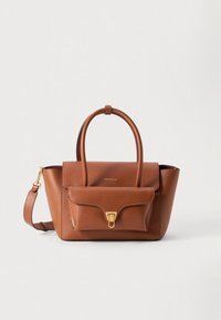 Brun læderhåndtaske med to håndtag og aftagelig skulderrem. Har en frontlomme med en guldfarvet spænde og tekstureret finish.