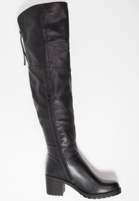 Bota negra hasta la rodilla hecha de cuero liso. Cuenta con un tacón grueso, cremallera lateral y un caña ajustada con detalles texturizados.