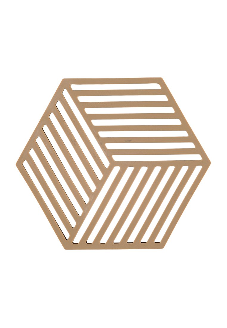 Pieza decorativa hexagonal de plástico beige, con patrones alternos sólidos y a rayas. Textura suave con líneas y bordes limpios.