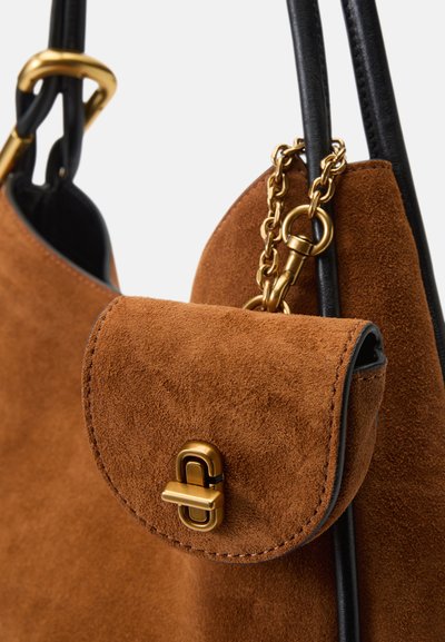 Sac en daim marron avec une petite pochette attachée, quincaillerie dorée, poignées en cuir noir et surface texturée. Détail de chaîne sur la pochette.