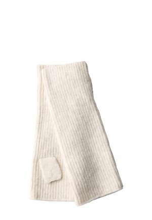 Écharpe blanche à côtes, en tissu doux, arborant un petit accent carré. Le design est long et rectangulaire avec une surface texturée.