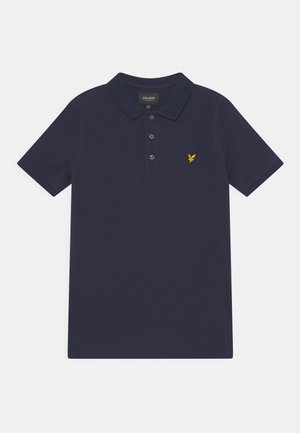 Dunkelblaues Poloshirt mit kurzen Ärmeln, drei Knöpfen und kleinem gelbem besticktem Vogel-Logo auf der linken Brustseite.