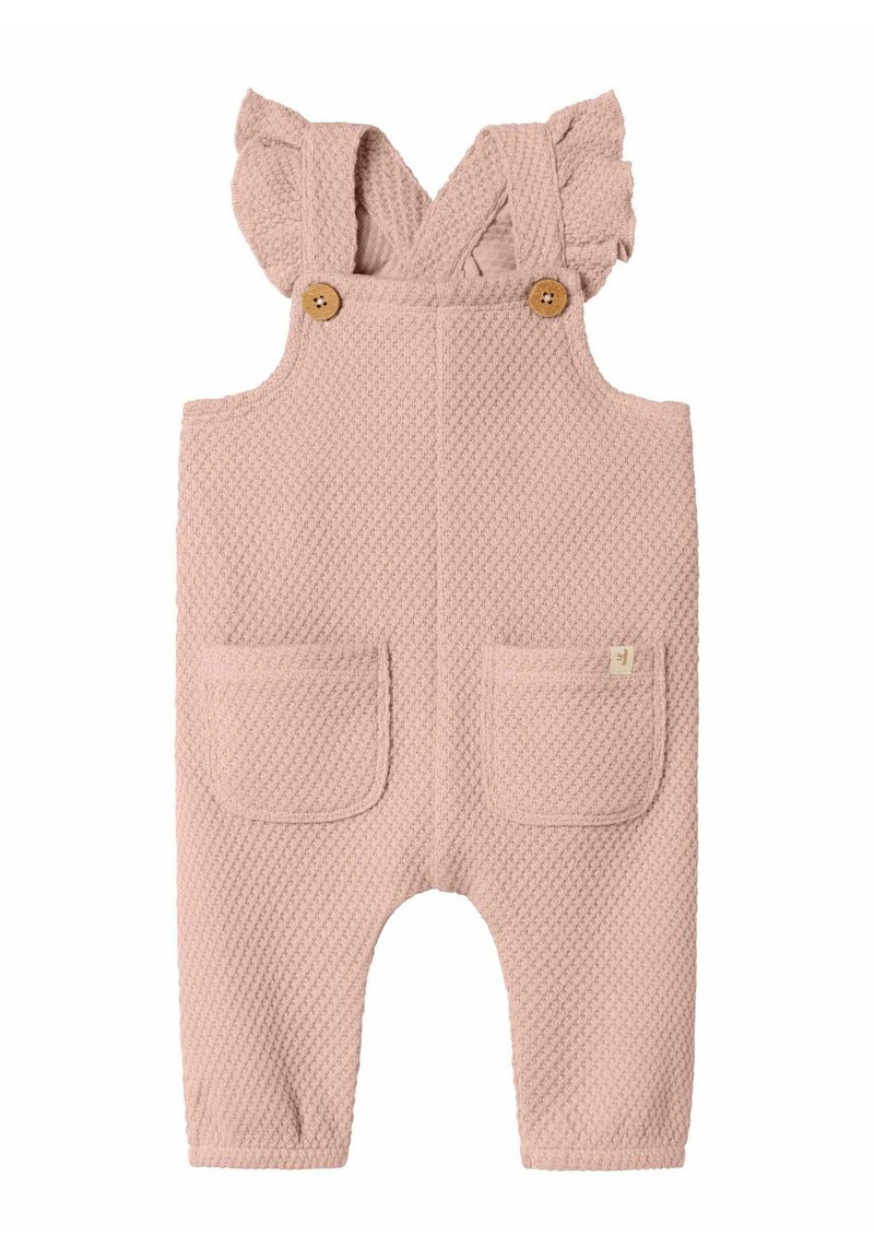 Salopette rosa con texture, spalline arricciate, bottoni in legno e due tasche frontali. Realizzata in un materiale morbido e traspirante.