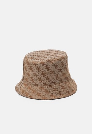 Brun vævet spandhat med et gentaget mørkebrunt monogrammønster på en lysebrun baggrund.