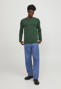 Jack & Jones JJEHILL CREW NECK  - Jumper - dark green