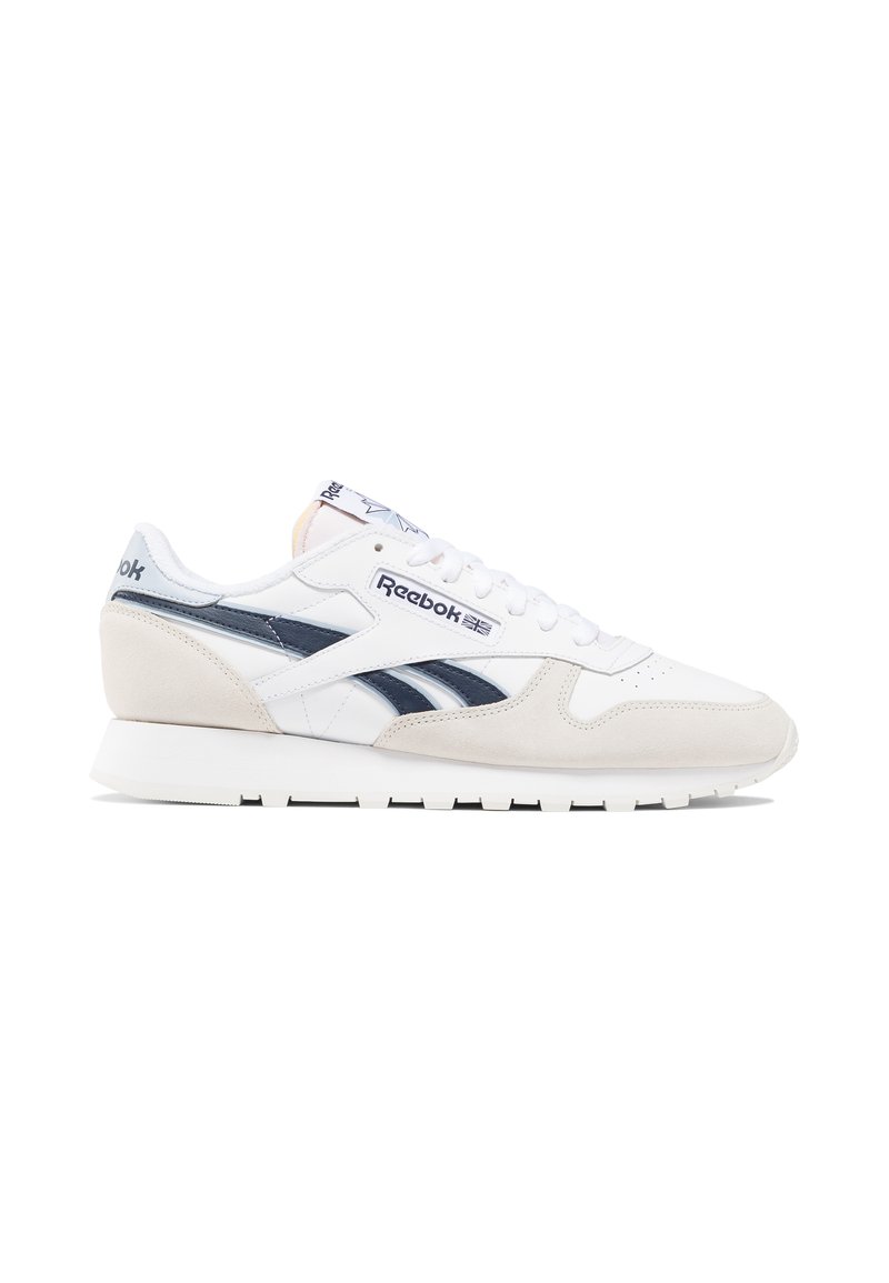 Weiße und marineblaue Reebok-Sneaker mit einem Obermaterial aus Wildleder und Leder, ausgestattet mit einem Schnürdesign und einer strukturierten Gummisohle.