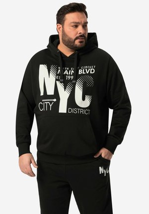 Sudadera negra con capucha que presenta un gran texto blanco "NYC" y diseños gráficos, con un bolsillo tipo canguro y pantalones de chándal negros a juego.