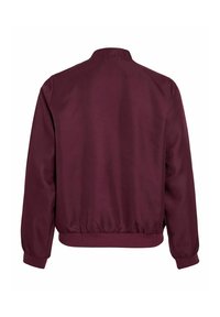 Burgunderfarget bomberjakke med en glatt tekstur, ribbestrikkede mansjetter og midjebånd. Har stående krage og ingen synlig merkevare på baksiden.