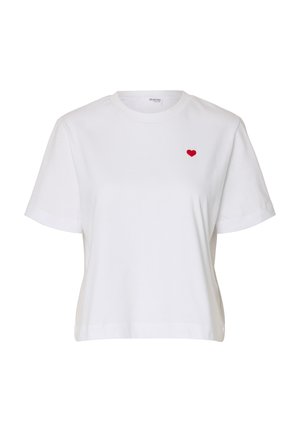 T-shirt en coton blanc avec un col rond, des manches courtes et un petit cœur rouge brodé sur la poitrine gauche. Coupe classique, design minimaliste.