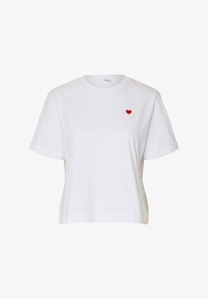 Biała bawełniana koszulka z okrągłym dekoltem, krótkimi rękawami i małym haftowanym czerwonym serduszkiem na lewej piersi. Klasyczny krój, minimalistyczny design.