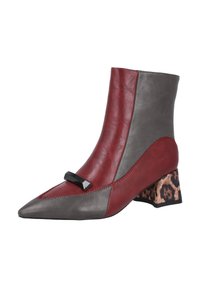 Botín de mujer en cuero rojo y gris con punta afilada, hebilla rectangular negra y tacón bajo de leopardo.