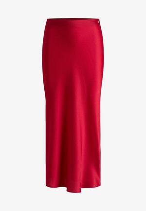 Rode, vloerlange rok van gladde stof. Heeft een aansluitende tailleband en een lichte uitloping naar de zoom. Geen zichtbare patronen of versieringen.