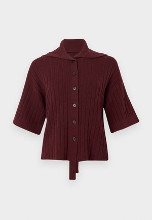 Cardigã em bordeaux com texturização em nervuras, colarinho largo, mangas curtas e fecho frontal com botões. Apresenta um detalhe em laço na bainha. Textura de malha suave.
